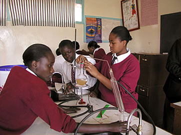 Une classe de sciences au Kenya