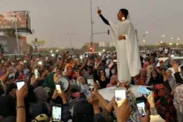 7797417442_alaa-salah-lundi-8-decembre-a-khartoum